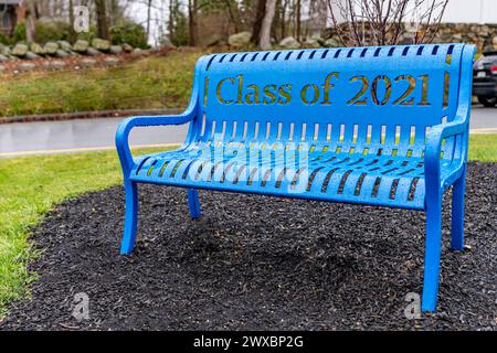 Pulverbeschichtete, blaue Metallbank mit Text der Klasse 2021 auf der Rückenlehne. Stockfoto