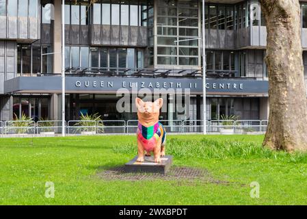 Corgi-Hundeskulptur vor dem Queen Elizabeth II Centre, Westminster, London, Großbritannien. QEII-Zentrum. Queen and her Corgis - London Sculpture Trail Stockfoto