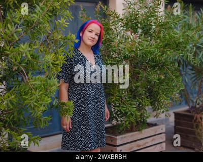 Weibliche Sommer-Altstadt Spaziergang in Antalya Türkei. Eine Frau mit bunten Haaren und Kleidern erkundet anmutig die historischen Straßen. Visuelle Sinfonie erzeugen Stockfoto