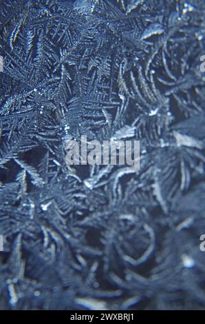 Eisblumen auf einem Autofenster. Stockfoto