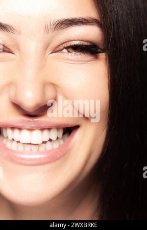 Nahaufnahme des weiblichen Porträts. Frau mit offenem, lächelndem Mund, der ihre Zähne zeigt. Happt Mädchen, das in die Kamera schaut. Stockfoto