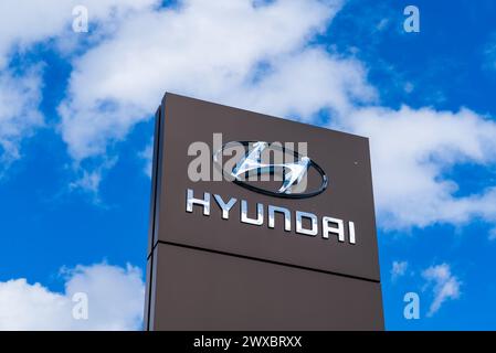 Wolverhampton, Großbritannien - 29. März 2024: Hyundai Außenbeschilderung bei einem Autohändler Stockfoto