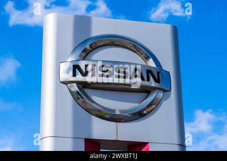 Wolverhampton, Großbritannien - 29. März 2024: Externe Beschilderung von Nissan bei einem Autohändler Stockfoto