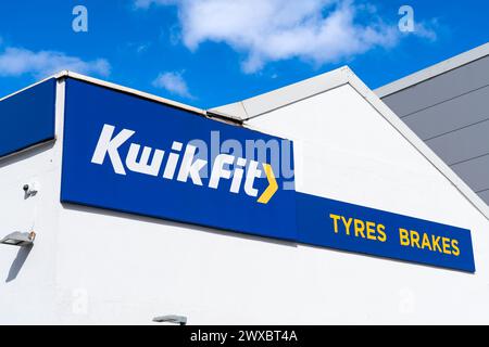 Wolverhampton, Großbritannien - 29. März 2024: Außenbeschilderung und Logo des Autopflegeunternehmens Kwik Fit Stockfoto