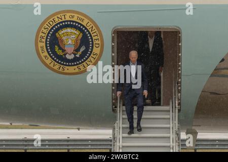 US-Präsident Joe Biden und ehemaliger Präsident Barack Obama verließen die Air Force One nach der Ankunft am John F. Kennedy International Airport in New York, USA am 28. März 2024. Präsident Biden reist nach New York, um an einer Wahlkampfveranstaltung mit Barack Obama und Bill Clinton teilzunehmen. Stockfoto