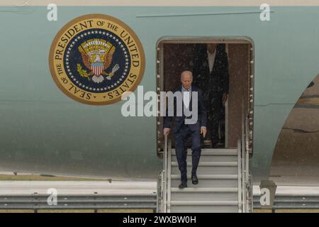 Queens, NY, USA. März 2024. US-Präsident Joe Biden und ehemaliger Präsident Barack Obama verließen die Air Force One nach der Ankunft am John F. Kennedy International Airport in New York, USA am 28. März 2024. Präsident Biden reist nach New York, um an einer Wahlkampfveranstaltung mit Barack Obama und Bill Clinton teilzunehmen. (Credit Image: © Derek French/SOPA Images via ZUMA Press Wire) NUR REDAKTIONELLE VERWENDUNG! Nicht für kommerzielle ZWECKE! Stockfoto