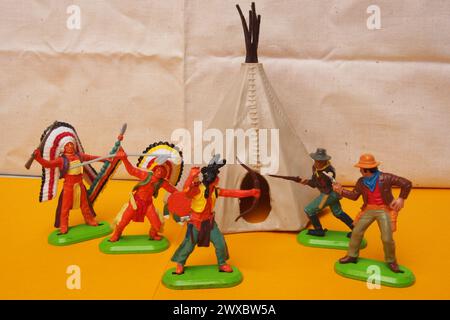 Retro-Spielzeug von Cowboys und roten Indianern mit Tipi Stockfoto