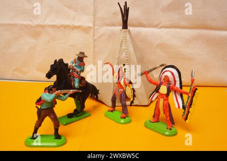 Retro-Spielzeug von Cowboys und roten Indianern mit Tipi Stockfoto