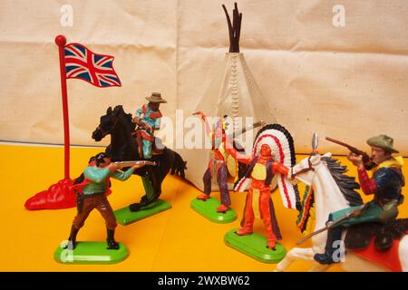 Retro-Spielzeuge von Cowboys und roten Indianern mit Tipi und Union Jack Flagge Stockfoto