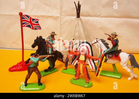 Retro-Spielzeuge von Cowboys und roten Indianern mit Tipi und Union Jack Flagge Stockfoto