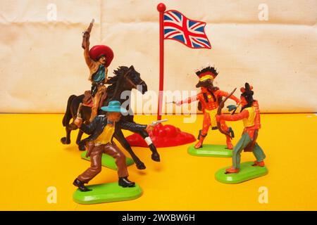 Retro-Spielzeuge von Cowboys und roten Indianern mit einer Union Jack Flagge Stockfoto