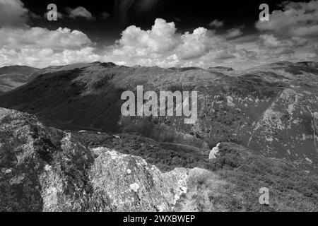 Blick auf Rosthwaite Fell und das Langstrath Valley vom Sergeants Crag Fell, Lake District National Park, Cumbria, England, Großbritannien Stockfoto