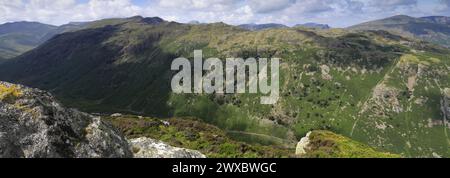 Blick auf Rosthwaite Fell und das Langstrath Valley vom Sergeants Crag Fell, Lake District National Park, Cumbria, England, Großbritannien Stockfoto