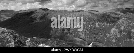 Blick auf Rosthwaite Fell und das Langstrath Valley vom Sergeants Crag Fell, Lake District National Park, Cumbria, England, Großbritannien Stockfoto