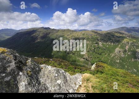 Blick auf Rosthwaite Fell und das Langstrath Valley vom Sergeants Crag Fell, Lake District National Park, Cumbria, England, Großbritannien Stockfoto