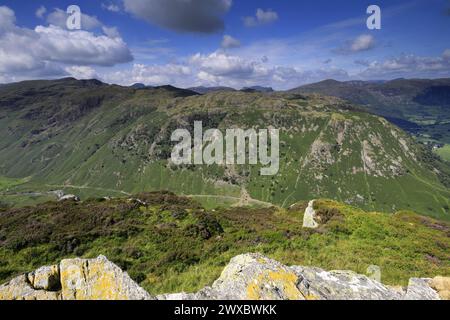 Blick auf Rosthwaite Fell und das Langstrath Valley vom Sergeants Crag Fell, Lake District National Park, Cumbria, England, Großbritannien Stockfoto