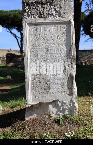 Ruine eines römischen Tempels mit lateinischer Inschrift in Ostia Antica, Italien Stockfoto