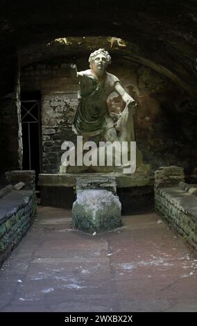 Statue des Gottes Mithras, der einen Stier in Ostia Antica tötet. Rom, Italien Stockfoto