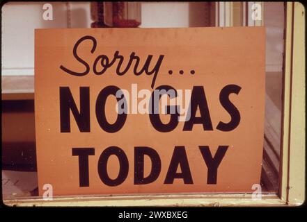 Die „No Gas“-Schilder waren im Herbst 1973 in Oregon ein beliebter Anblick, wie etwa an dieser Station in Lincoln City entlang der Küste. Viele Stationen wurden früher geschlossen, später eröffnet und am Wochenende im Oktober 1973 geschlossen. Archivfoto, Ölkrise der 1970er Jahre, von David Falconer Stockfoto