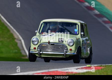 Ed Keen, Austin Mini Cooper S, Equipe Libre, ein dreißig-minütiges 1-Fahrer-Rennen für Rennwagen vor 1966, das unter FIA Anhang K läuft, mit Dunlop-Historin übersät Stockfoto