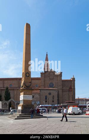 Florenz, Italien - 1. April 2019: Monumento ai caduti (Kriegsdenkmal) auf der Piazza dell'Unità italiana gegenüber der Basilika Santa Maria Novella. Stockfoto