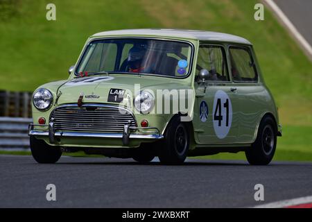 Ed Keen, Austin Mini Cooper S, Equipe Libre, ein dreißig-minütiges 1-Fahrer-Rennen für Rennwagen vor 1966, das unter FIA Anhang K läuft, mit Dunlop-Historin übersät Stockfoto