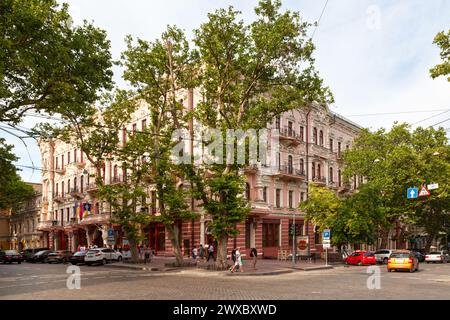 Odessa, Ukraine - 28. Juni 2018: Das Bristol Hotel ist ein Hotel, das zwischen 1898 und 1899 erbaut wurde. Es liegt im Stadtzentrum in der Pushkinska Straße, oppos Stockfoto