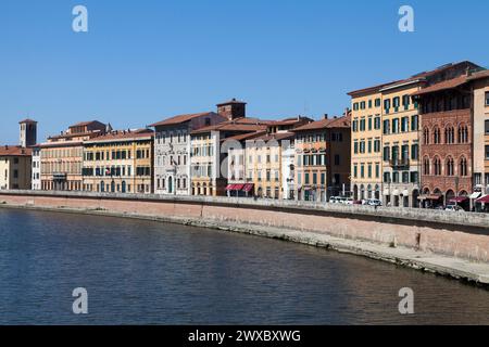 Pisa, Italien - März 31 2019: Der Fluss Arno mit der Universität Pisa, der Kirche Madonna dei Galletti, dem Palazzo Agostini und dem Turm der Stockfoto