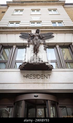 Das Resident Soho ist ein Hotel im Herzen des Londoner West End. Selene, die erstaunliche Skulptur ist nach der griechischen Göttin des Mondes und der Magie benannt. Stockfoto