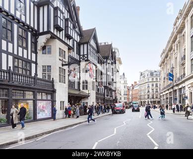 Das historische Kaufhaus Liberty ist ein Wahrzeichen Londons, das für sein luxuriöses Einkaufserlebnis und das ikonische britische Erbe bekannt ist. Liberty's Stockfoto