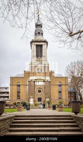 St. Anne's Church, Soho. Ein zeitloses Leuchtfeuer des christlichen Glaubens im Herzen des lebendigen Soho. Anglikanische Kirche, Dean Street. Stockfoto