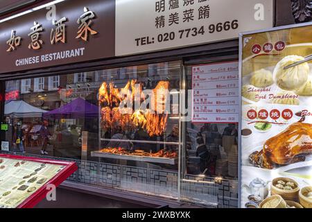 Außenansicht eines chinesischen Restaurants in Chinatown, London. Leckeres, gekochtes Fleisch im Fenster. Stockfoto