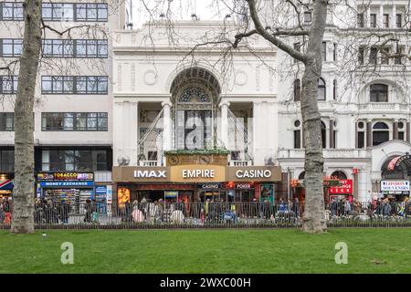 Das Empire, Leicester Square, ist eines von mehreren Kinos in und um den Leicester Square, die regelmäßig für Filmpremieren und Erstaufführungen genutzt werden. Stockfoto