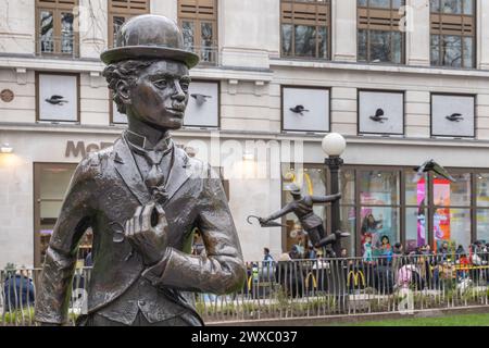 Bronzestatue von Charlie Chaplin an Szenen auf dem Leicester Square. Heimat von landesweit bedeutenden Kinos und Austragungsort zahlreicher Filmpremieren. Stockfoto