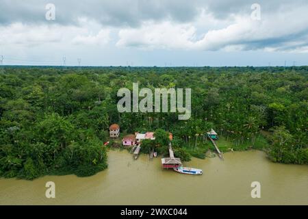 Luftaufnahme eines kleinen Gemeinschaftshauses im tropischen Regenwald am Fluss in der Nähe von Belem City im Norden Brasiliens Stockfoto