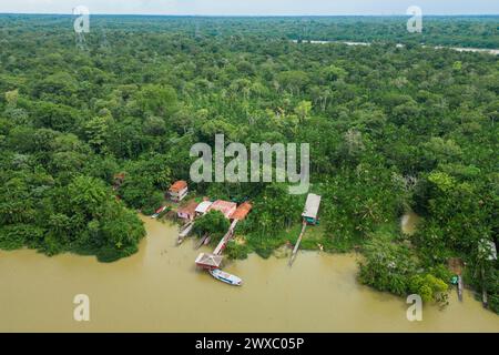 Luftaufnahme eines kleinen Gemeinschaftshauses im tropischen Regenwald am Fluss in der Nähe von Belem City im Norden Brasiliens Stockfoto