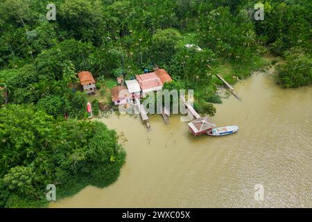 Luftaufnahme eines kleinen Gemeinschaftshauses im tropischen Regenwald am Fluss in der Nähe von Belem City im Norden Brasiliens Stockfoto