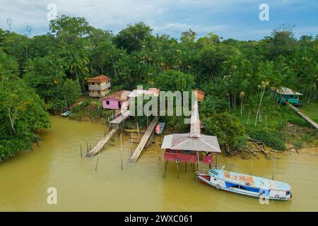 Luftaufnahme eines kleinen Gemeinschaftshauses im tropischen Regenwald am Fluss in der Nähe von Belem City im Norden Brasiliens Stockfoto