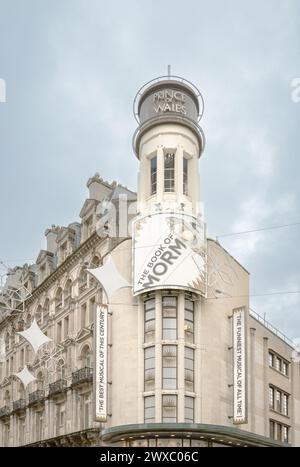 Das Prince of Wales Theatre im West End von London präsentiert das Book of Mormon, ein witziges Musical und beliebt bei Theaterbesuchern. Stockfoto