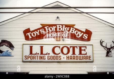 Ein Zeichen der Zeit auf L L Cote Sporting Goods in Errol, New Hampshire, fotografiert 1996. 2023 heißt es Toys for Big Boys & Girls. Stockfoto