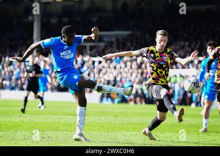 Kwame Poku (11 Peterborough United) schießt während des Spiels der Sky Bet League 1 zwischen Peterborough und Carlisle United in der London Road, Peterborough am Freitag, den 29. März 2024. (Foto: Kevin Hodgson | MI News) Credit: MI News & Sport /Alamy Live News Stockfoto