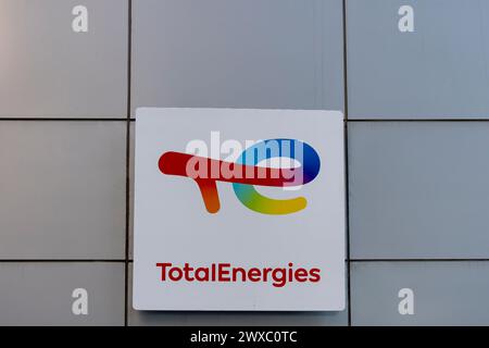 Houston, TX, USA - 27. Februar 2022: TotalEnergies-Logo auf dem Bürogebäude in Houston, Texas, USA. Stockfoto