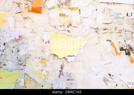 Plakate in der Altstadt mit zerrissenen Plakaten und Aufklebern. Zerkratzte Plakate und Werbung. Stockfoto