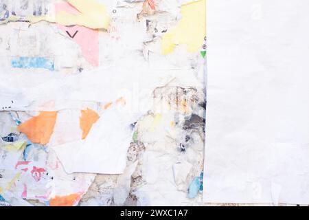 Plakate in der Altstadt mit zerrissenen Plakaten und Aufklebern. Zerkratzte Plakate und Werbung. Stockfoto