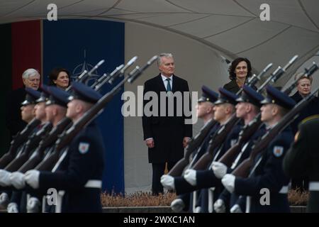 Litauens Präsident Gitanas Nauseda (Mitte), First Lady Diana Nausediene (2. Links), Rednerin der litauischen Seimas Viktorija Cmilyte-Nielsen (2. Rechts) und ehemalige litauische Präsidenten Valdas Adamkus (links) und Dalia Grybauskaite (rechts) während des 20. Jahrestages der NATO-Mitgliedschaft Litauens. Die feierliche Zeremonie anlässlich des 20. Jahrestages Litauens der NATO-Mitgliedschaft fand am 29. März 2024 auf dem St. Daukantas-Platz vor dem Präsidentenpalast in Vilnius statt. Vor 20 Jahren wurde Litauen ein vollwertiges Mitglied der NATO. Stockfoto