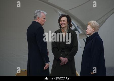 Vilnius, Litauen. März 2024. Litauens Präsident Gitanas Nauseda (links), Rednerin der Litauischen Seimas Viktorija Cmilyte-Nielsen (Mitte) und ehemalige litauische Präsidentin Dalia Grybauskaite (rechts) sprechen während des 20. Jahrestages der NATO-Mitgliedschaft Litauens. Die feierliche Zeremonie anlässlich des 20. Jahrestages Litauens der NATO-Mitgliedschaft fand am 29. März 2024 auf dem St. Daukantas-Platz vor dem Präsidentenpalast in Vilnius statt. Vor 20 Jahren wurde Litauen ein vollwertiges Mitglied der NATO. Quelle: SOPA Images Limited/Alamy Live News Stockfoto