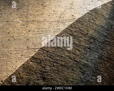 Auffallend geschwungene Klippenkante im Hinterland von Ponta do Sol auf Madeira. Sehr schöner und interessanter Hintergrund. Stockfoto