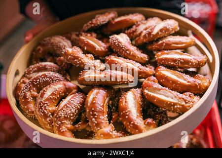 Tablett mit gesalzenen Brezeln aus einem Catering-Service Stockfoto