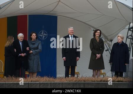 Litauens Präsident Gitanas Nauseda (Mitte), First Lady Diana Nausediene (3. Links), Rednerin der litauischen Seimas Viktorija Cmilyte-Nielsen (2. Rechts) und ehemalige litauische Präsidenten Valdas Adamkus (2. Links) und Dalia Grybauskaite (1. Rechts) während des 20. Jahrestages der NATO-Mitgliedschaft Litauens. Die feierliche Zeremonie anlässlich des 20. Jahrestages Litauens der NATO-Mitgliedschaft fand am 29. März 2024 auf dem St. Daukantas-Platz vor dem Präsidentenpalast in Vilnius statt. Vor 20 Jahren wurde Litauen ein vollwertiges Mitglied der NATO. (Foto: Yauhen Yerchak/SOPA Stockfoto