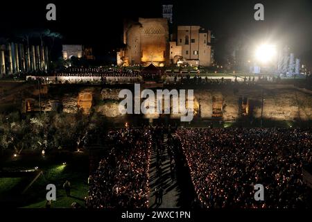 Rom, Italien. März 2024. Rom, Italien 29.03.2024: Christliche Gläubige mit zündeten Kerzen sehen am Karfreitag die Via Crucis im Kolosseum in Rom Credit: Independent Photo Agency/Alamy Live News Stockfoto
